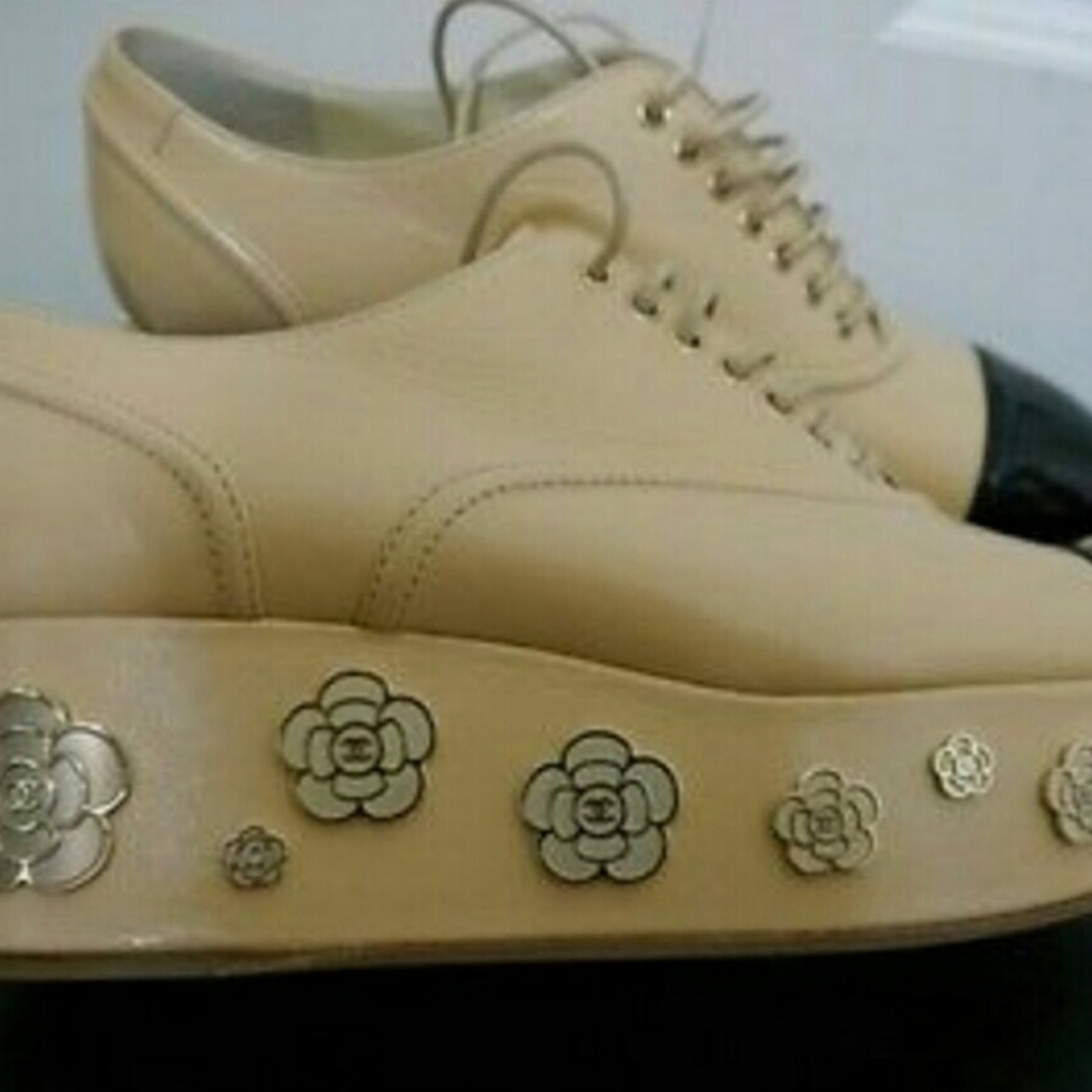 CHANEL Lace Up Oxford Camelia Wedges - Picture 6 of 16